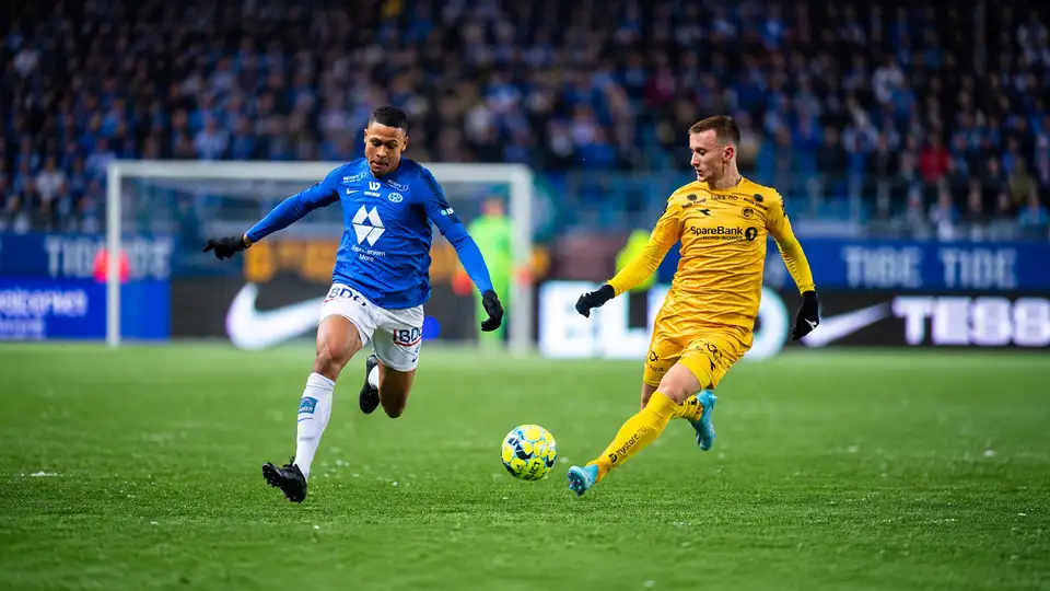 Foocus background - Two football players competing for the ball during a match